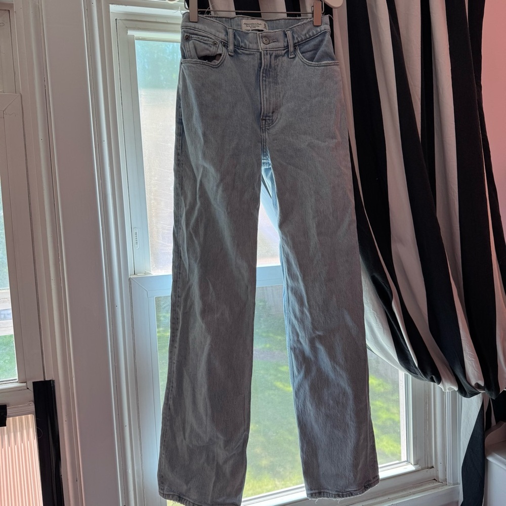 Abercrombie and Fitch The 90s Relaxed Jean High Rise